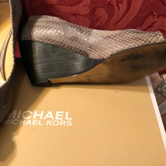 Nine West peep toe snake skin wedge - Picture 2 of 8